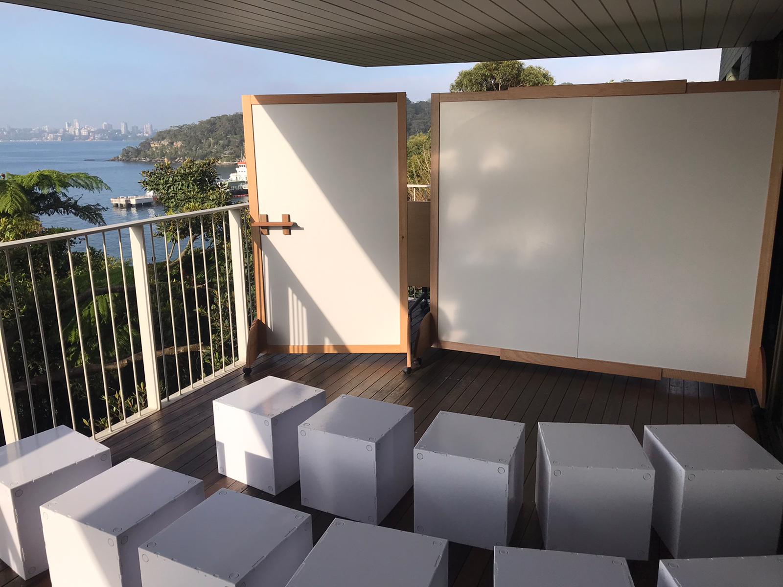 Breakout collaboratif avec murs Velleda et cubes Tetrix utilisés comme assises