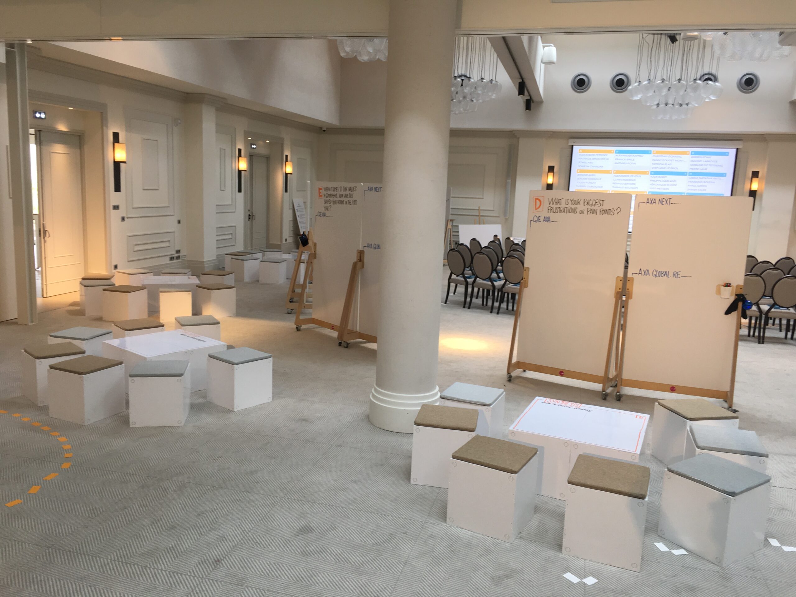 Environnement de workshop collaboratif avec tables Velleda, cubes Tetrix et murs d’écriture modulaires